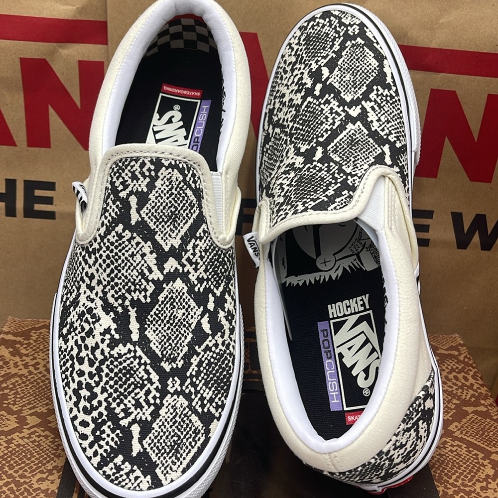 Vans WMNS Skate Slip-On Hockey Skateboards Snake
VN0A5FCA7W1
Sneakers - Picture 12 of 16